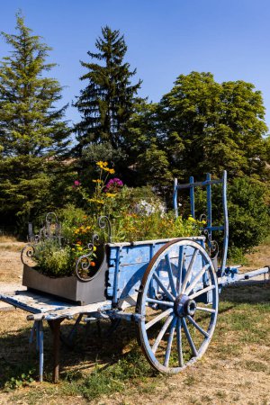 Téléchargez les photos : Blue wooden cart with flowers in Provence, France - en image libre de droit
