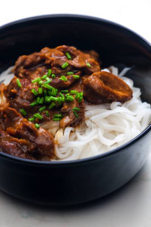 Téléchargez les photos : Meat with sauce served with rice noodles - en image libre de droit