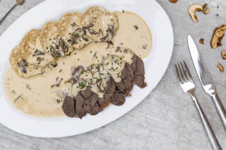 Téléchargez les photos : Viande de bœuf avec sauce aux champignons à la crème et boulettes de karlsbad - en image libre de droit