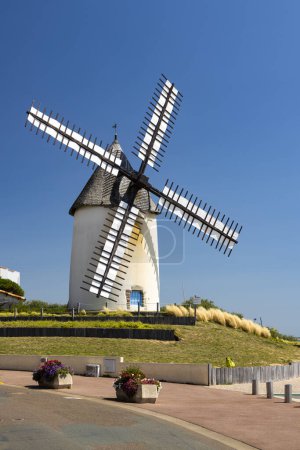 Téléchargez les photos : Moulin à vent à Jard sur Mer, Pays de la Loire, France - en image libre de droit