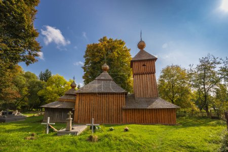 Téléchargez les photos : All Saints wooden church, Nizna Polianka, Slovakia - en image libre de droit
