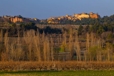 Téléchargez les photos : Paysage avec village d'ocre historique Roussillon, Provence, Luberon, Vaucluse, France - en image libre de droit