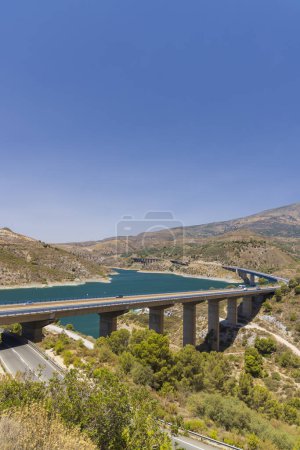 Foto de Water dam Rules (Embalse de Rules), Sierra Nevada, Andalucía, España - Imagen libre de derechos
