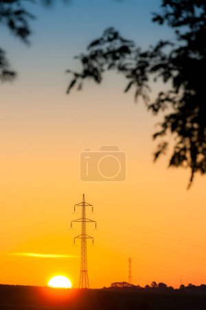 Téléchargez les photos : Colonne haute tension au coucher du soleil - en image libre de droit