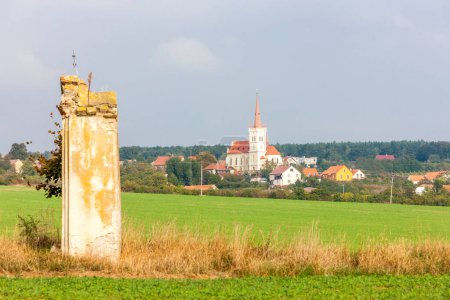 Foto de Pueblo Konice con calvario en la región de Znojmo, República Checa - Imagen libre de derechos