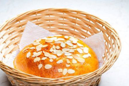 Téléchargez les photos : Pâtisserie tchèque de Pâques appelée mazanec - en image libre de droit