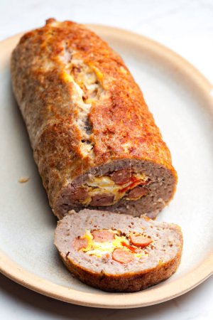 Téléchargez les photos : Homemade meat loaf filled with egg and sausage - en image libre de droit