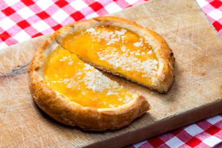 Téléchargez les photos : Tarte tchèque traditionnelle remplie de marmelade d'abricots - en image libre de droit
