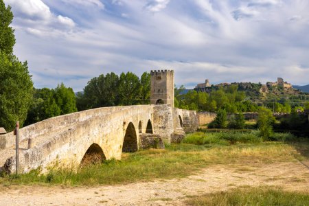 Foto de Stone bridge over Ebro river in Frias, Burgos province, Castilla Leon, Spain - Imagen libre de derechos