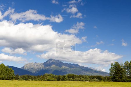 Téléchargez les photos : Hautes Tatras avec la montagne dominante Krivan, Slovaquie - en image libre de droit