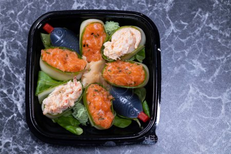 Foto de Conjunto de rollos de sushi con mariscos sobre un fondo de piedra negro - Imagen libre de derechos