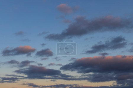 Téléchargez les photos : Nuages au coucher du soleil en hiver - en image libre de droit