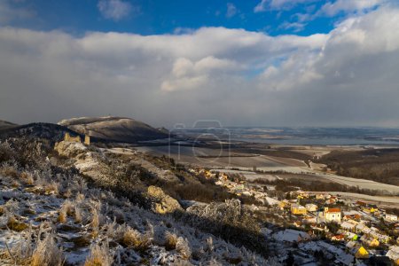 Téléchargez les photos : Paysage hivernal de Palava avec ruines de Sirotci hradek, Moravie du Sud, République tchèque - en image libre de droit