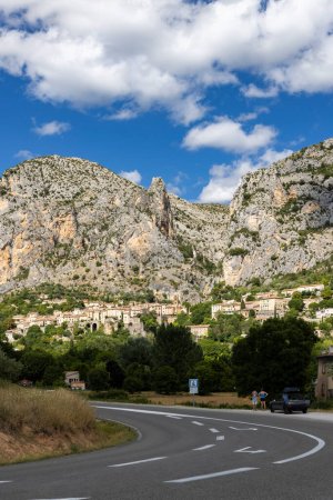 Foto de Chapelle Notre-Dame, Moustiers-Sainte-Marie, Alpes-de-Haute-Provence, Provence, Francia - Imagen libre de derechos