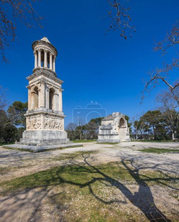 Foto de Mausoleo de Glanum, sitio arqueológico de Glanum cerca de Saint-Remy-de-Provence, Provenza, Francia - Imagen libre de derechos