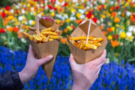 Téléchargez les photos : Belgian fries in Keukenhof flower garden, Lisse, Netherlands - en image libre de droit