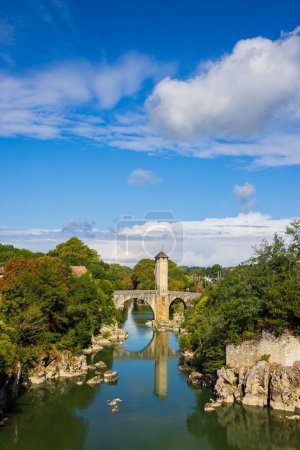 Foto de Pont Vieux, puente en Orthez, Nueva Aquitania, Departement Pyrenees Atlantiques, Francia - Imagen libre de derechos