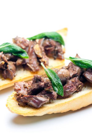 Téléchargez les photos : Foies rôtis sur baguette grillée aux feuilles de sauge - en image libre de droit