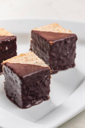 Téléchargez les photos : Gâteaux éponge noisette avec revêtement chocolat - en image libre de droit