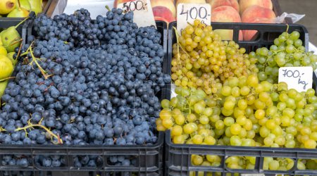 Téléchargez les photos : Fruits au marché de rue à Eger, Hungar - en image libre de droit