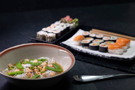 Foto de Varios platos de cocina asiática con sushi típico - Imagen libre de derechos