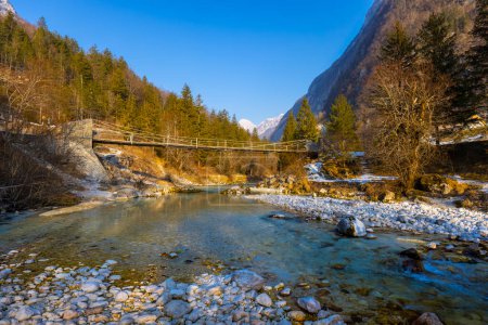 Foto de Puente de cuerda sobre el río Soca, Parque Nacional Triglavski, Eslovenia - Imagen libre de derechos