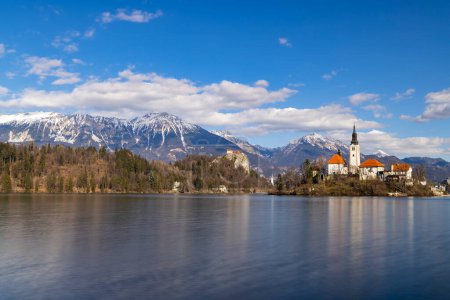 Téléchargez les photos : Lac de Bled avec chatte de Bled, église et hiver Alpes juliennes en arrière-plan - en image libre de droit