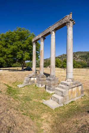 Téléchargez les photos : Ruines du temple romain de Riez, Alpes-de-Haute-Provence, France - en image libre de droit