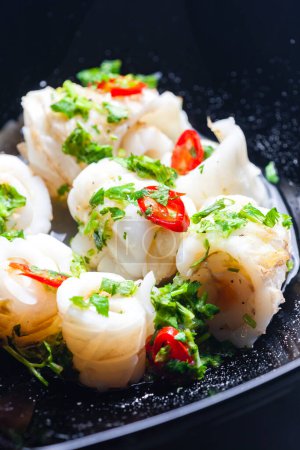 Téléchargez les photos : Sépia mariné au persil et au piment rempli de riz - en image libre de droit
