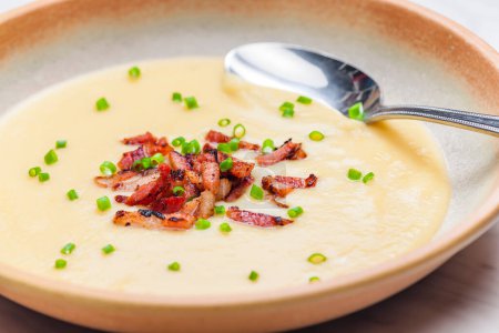 Téléchargez les photos : Yellow peas porridge with bacon strips - en image libre de droit
