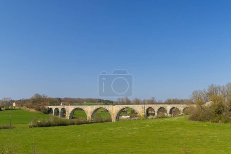 Foto de Puente ferroviario de piedra arqueada sobre ferrocarril abandonado cerca de Cognieres, Doubs, Francia - Imagen libre de derechos