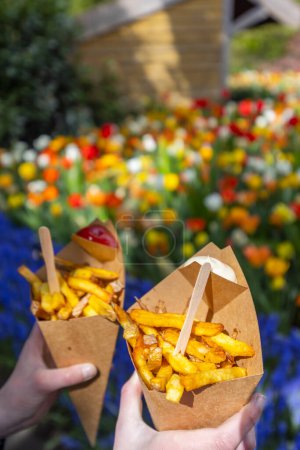 Téléchargez les photos : Frites belges dans le jardin de fleurs Keukenhof, Lisse, Pays-Bas - en image libre de droit