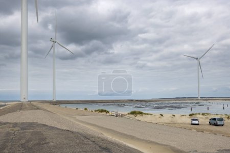 Foto de Turbinas eólicas en las afueras del parque nacional Oosterschelde, Domburg - Vrouwenpolder, Países Bajos - Imagen libre de derechos