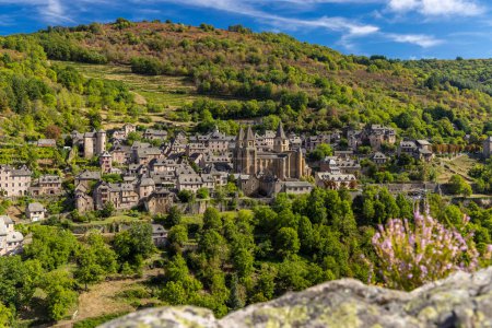 Téléchargez les photos : UNESCO village of  Conques-en-Rouergue in Aveyron department, France - en image libre de droit