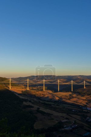 Foto de Cable de varios tramos se mantuvo Millau Viaducto a través del valle del desfiladero del río Tarn, Departamento de Aveyron, Francia - Imagen libre de derechos