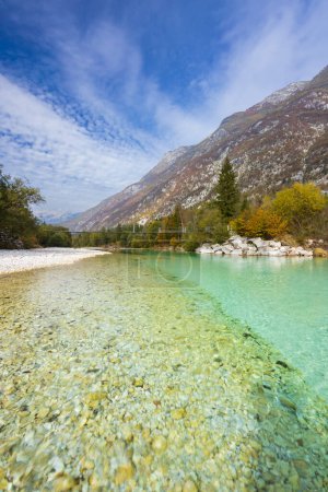 Téléchargez les photos : Paysage avec rivière près du village Bovec, Parc national Triglavski, Slovénie - en image libre de droit