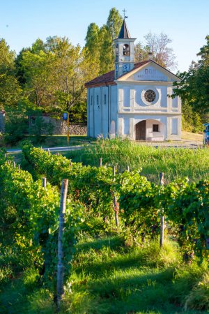 Téléchargez les photos : Chapelle Madonna Della Neve dans le Piémont, Italie du Nord - en image libre de droit