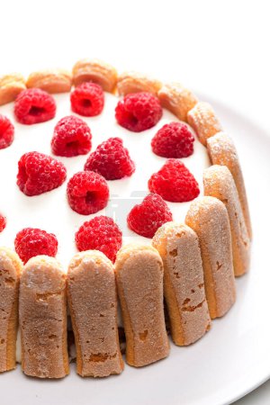 Téléchargez les photos : Gâteau à la crème framboise avec des gâteaux à l'éponge italienne autour - en image libre de droit