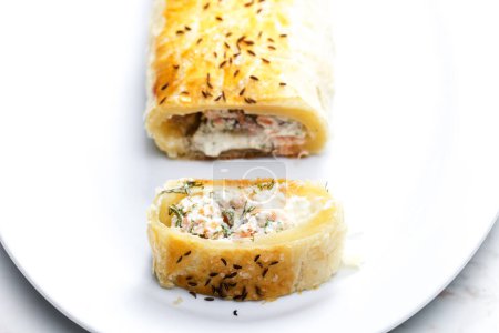 Téléchargez les photos : Pâte feuilletée remplie de saumon, d'aneth et de fromage à la crème - en image libre de droit