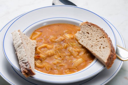 Foto de Sopa de cebolla servida con rebanada de pan - Imagen libre de derechos