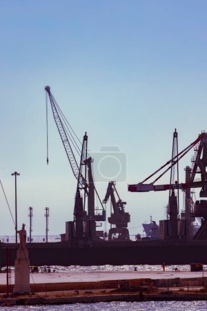 Téléchargez les photos : Port et zone industrielle à Tarente, Pouilles, Italie - en image libre de droit