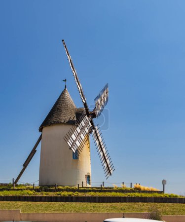 Téléchargez les photos : Moulin à vent à Jard sur Mer, Pays de la Loire, France - en image libre de droit