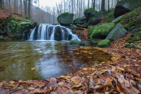 Foto de Maly Stolpich waterfall, Jizerskohorske buciny, UNESCO site, Northern Bohemia, Czech Republic - Imagen libre de derechos