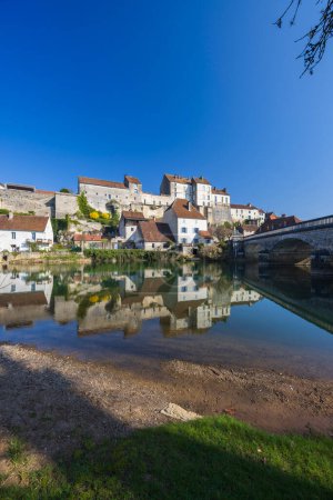 Téléchargez les photos : Typical small town Pesmes with river L Orgon, Haute-Saone, France - en image libre de droit