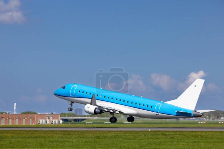 Foto de Avión de pasajeros despegando de la pista, Schiphol, Amsterdam, Países Bajos - Imagen libre de derechos
