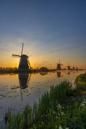 Foto de Molinos de viento tradicionales holandeses en Kinderdijk - Sitio de la Unesco, Países Bajos - Imagen libre de derechos