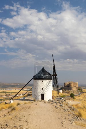 Téléchargez les photos : Moulin à vent et château de Consuegra, Castilla La Mancha, Espagne - en image libre de droit