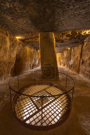 Téléchargez les photos : Interior of the Menga dolmen, view of the central pillar, UNESCO site, Antequera, Spain - en image libre de droit