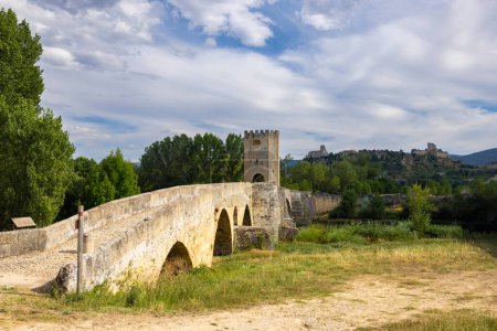 Téléchargez les photos : Stone bridge over Ebro river in Frias, Burgos province, Castilla Leon, Spain - en image libre de droit