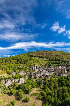 Photo pour UNESCO village of  Conques-en-Rouergue in Aveyron department, France - image libre de droit